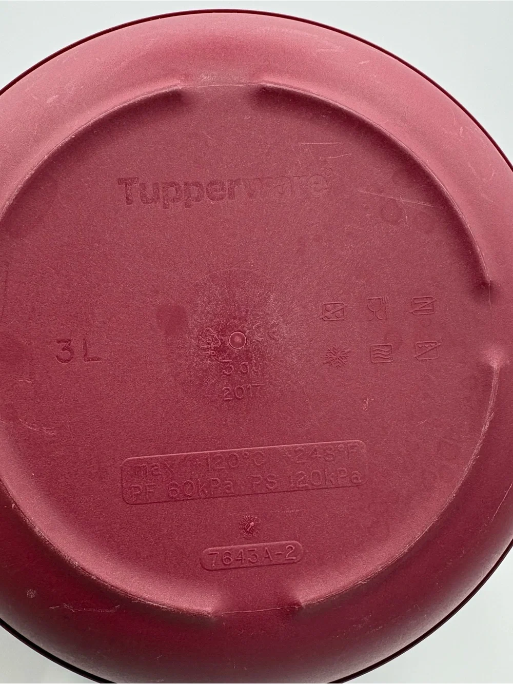 TUPPERWARE MICROWAVE PRESSURE COOKER - ROUND 3 QUART - BURGUNDY RED - 7643A